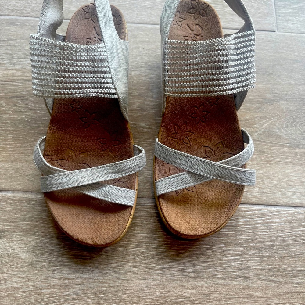 White Sketchers Luxe Foam women’s shoes size 8.5